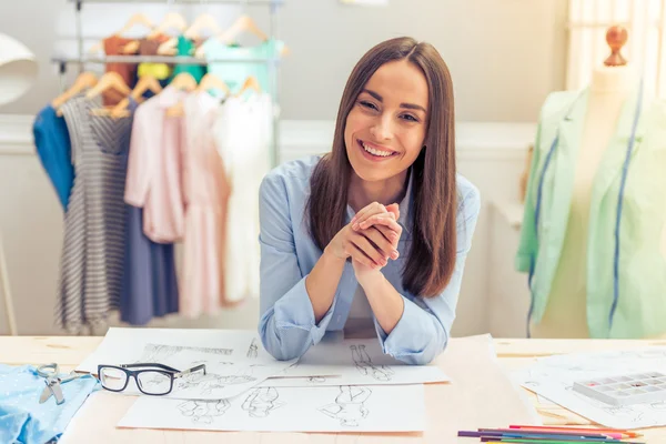 Schöne junge Designerin — Stockfoto