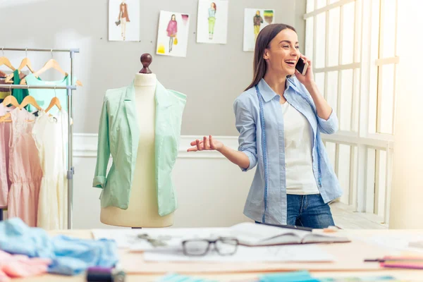 Schöne junge Designerin mit Gadget — Stockfoto