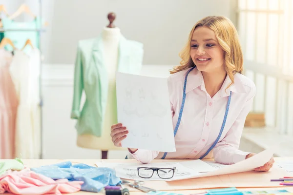 Schöne junge Designerin — Stockfoto