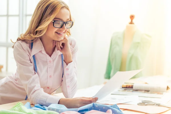 Schöne junge Designerin — Stockfoto