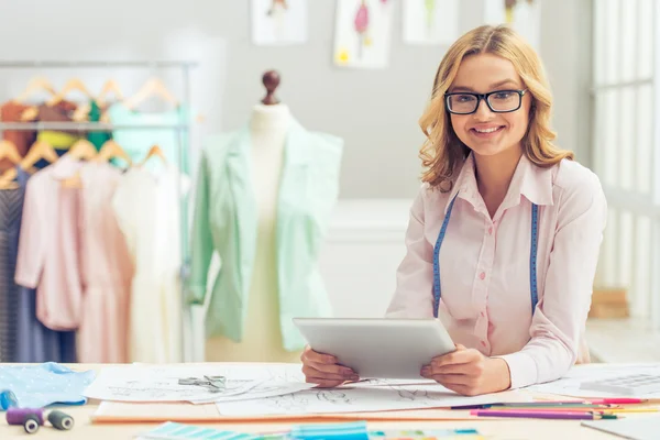 Schöne junge Designerin mit Gadget — Stockfoto