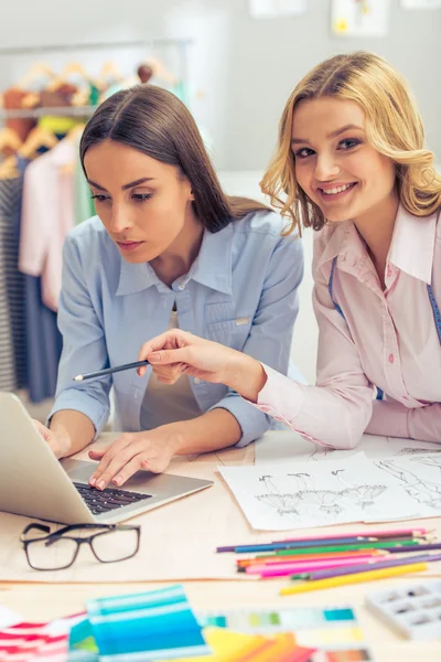 Schöne Designer arbeiten mit Gadget — Stockfoto