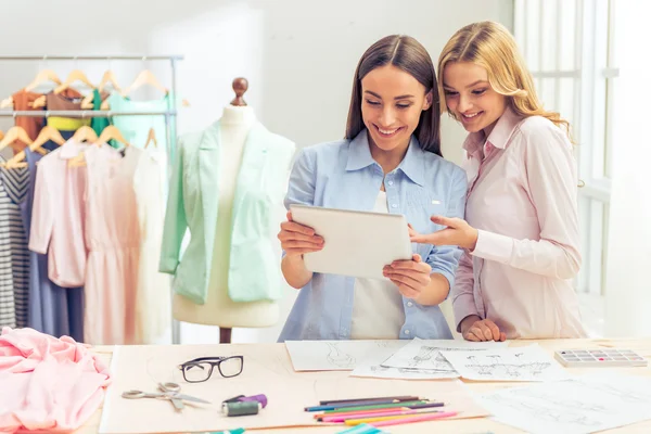 Schöne Designer arbeiten mit Gadget — Stockfoto