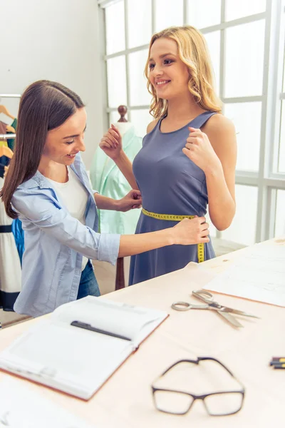 Schöne junge Designerin und Kundin — Stockfoto