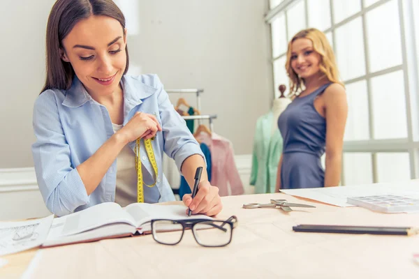 Schöne junge Designerin und Kundin — Stockfoto