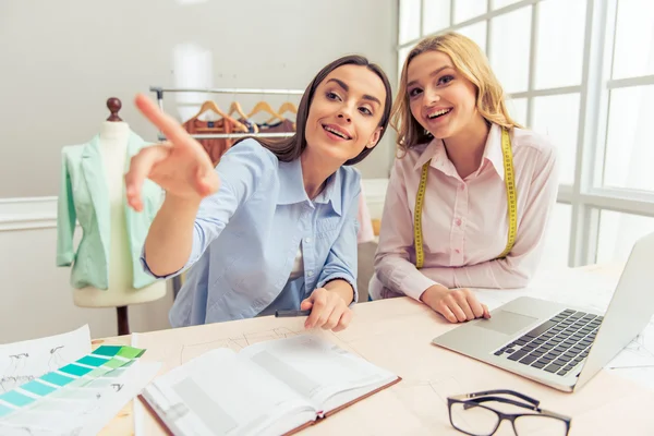 Hermosos diseñadores trabajando con gadget — Foto de Stock