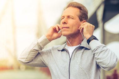 Sabah çalıştırmak sırasında yakışıklı adam