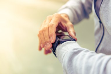 Sabah çalıştırmak sırasında yakışıklı adam