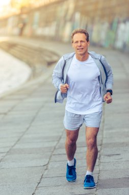 Sabah çalıştırmak sırasında yakışıklı adam