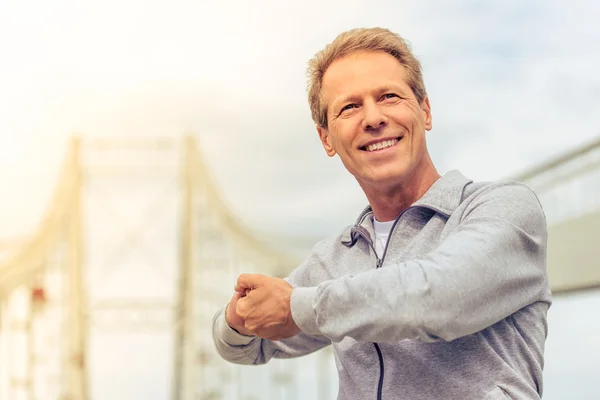 Knappe man tijdens de ochtend uitvoeren — Stockfoto