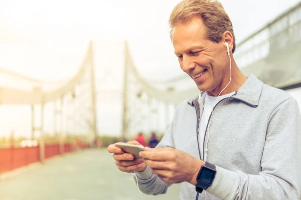 Bonito homem durante a corrida matinal — Fotografia de Stock