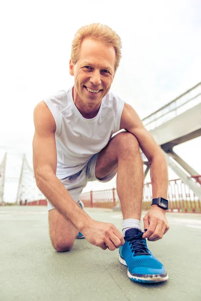 Knappe man tijdens de ochtend uitvoeren — Stockfoto