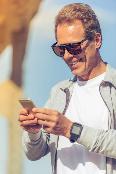 Bonito homem durante a corrida matinal — Fotografia de Stock