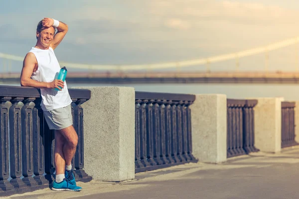 Hombre guapo durante la carrera de la mañana — Foto de Stock