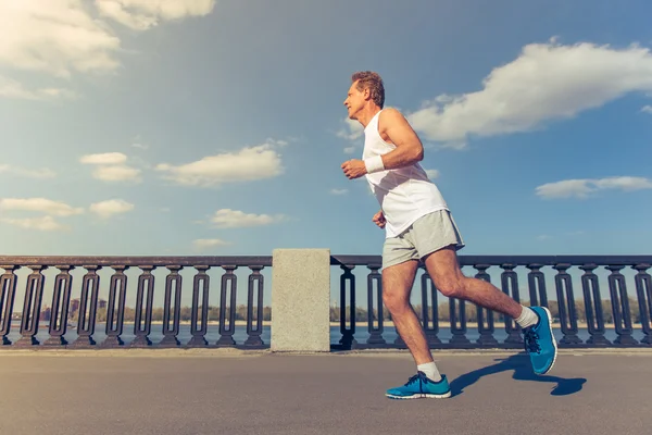 Bonito homem durante a corrida matinal — Fotografia de Stock