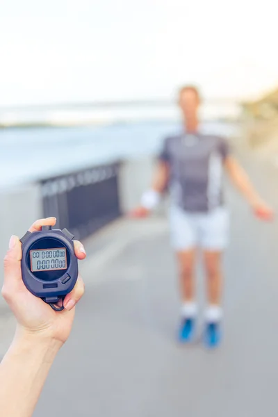 Hombre guapo durante la carrera de la mañana — Foto de Stock