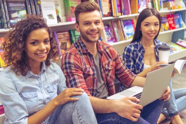 Kitapçıda gadget ile Öğrenciler