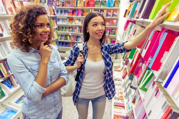 Jongeren bij de boekenbalie — Stockfoto