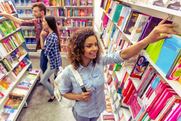 Jovens na livraria — Fotografia de Stock