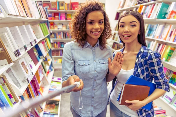 Jongeren bij de boekenbalie — Stockfoto