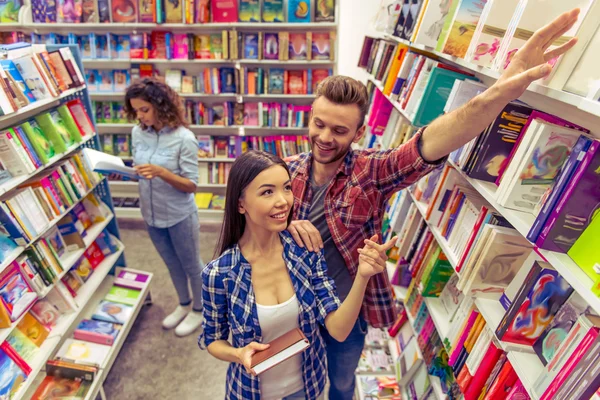 Jovens na livraria — Fotografia de Stock