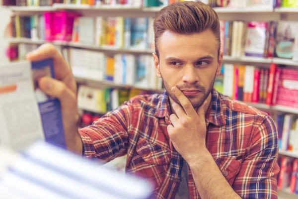 Jongeren bij de boekenbalie — Stockfoto