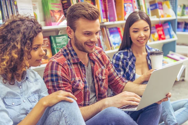 Kitapçıda gadget ile Öğrenciler