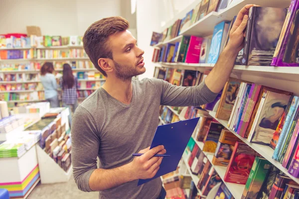 Young people at the book shop — Stock Photo, Image