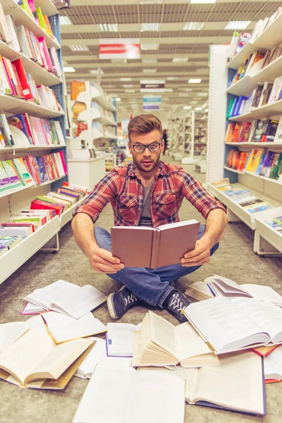 Jongeren bij de boekenbalie — Stockfoto