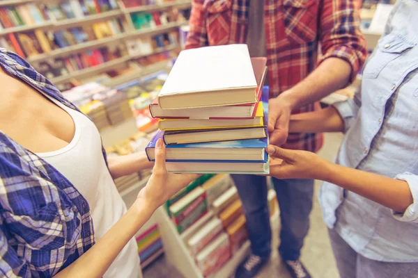 Jongeren bij de boekenbalie — Stockfoto