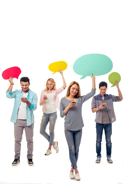 Étudiants avec bulles vocales et gadgets — Photo