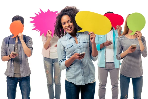 Étudiants avec bulles vocales et gadgets — Photo