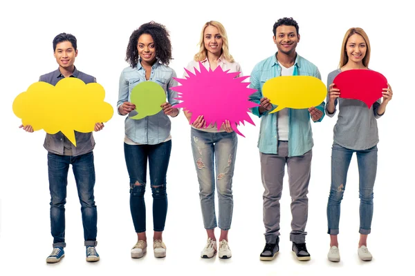 Genç insanlarla konuşma balonları