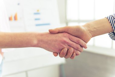 Çalışan genç insanlar