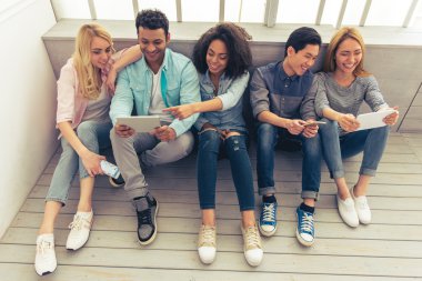 Gadget kullanan gençler