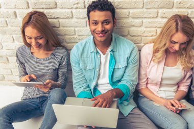 Gadget kullanan gençler