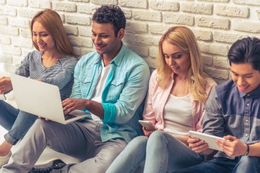 Gadget kullanan gençler