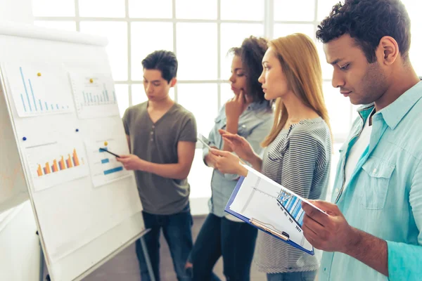 Giovani che lavorano — Foto Stock