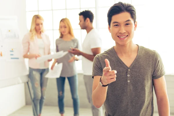 Giovani che lavorano — Foto Stock