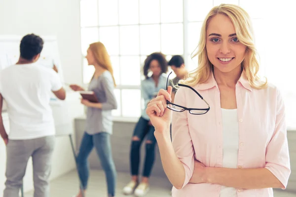 Jonge mensen die werken — Stockfoto