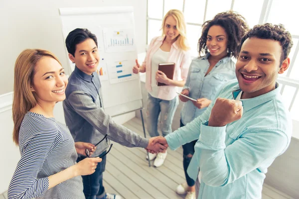 Junge Menschen arbeiten — Stockfoto