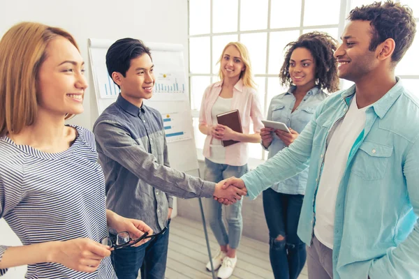 Junge Menschen arbeiten — Stockfoto