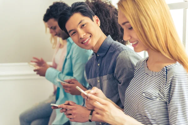 Gadget kullanan gençler