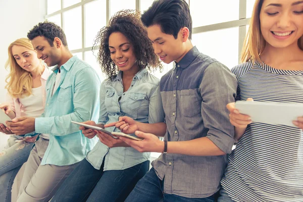 Jóvenes con Gadgets —  Fotos de Stock