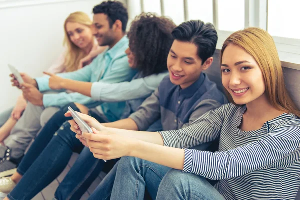 Jóvenes con Gadgets —  Fotos de Stock