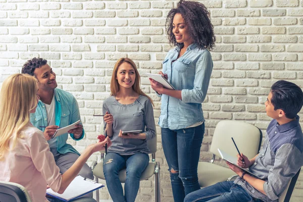 Junge Leute studieren — Stockfoto