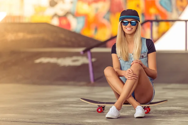 Красивая девушка на скейтборде — стоковое фото