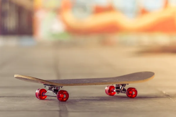 Skateboard en el parque de skate — Foto de Stock