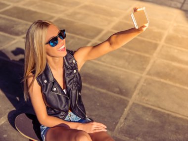 Kaykay kız ile becerikli alet