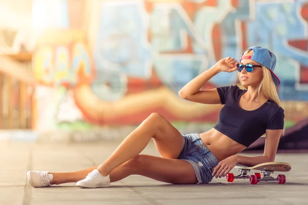 Beautiful skateboarding girl — Stock Photo, Image